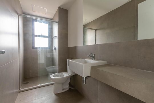 Banheiro de apartamento à venda com 1 quarto, 56m² em Lourdes, Belo Horizonte