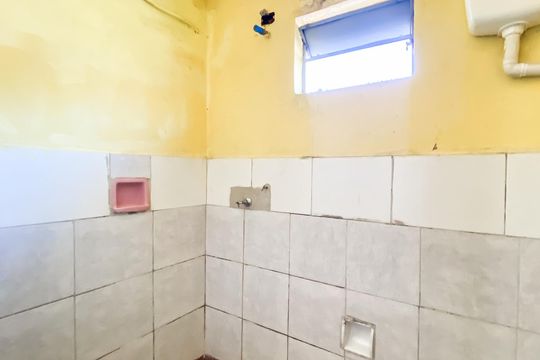 Banheiro social de casa para alugar com 1 quarto, 42m² em Parque Boturussu, São Paulo