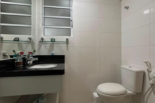 Banheiro 1 de apartamento para alugar com 2 quartos, 55m² em Parque Imperial, São Paulo