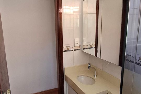 Banheiro 2 de casa à venda com 3 quartos, 200m² em Vila Granada, São Paulo