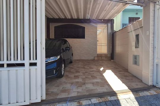 Fachada de casa à venda com 3 quartos, 200m² em Vila Granada, São Paulo
