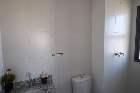 Banheiro de apartamento à venda com 1 quarto, 33m² em Presidente Altino, Osasco