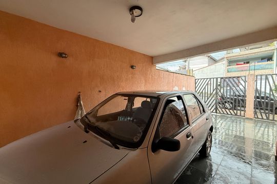 Garagem  de casa à venda com 2 quartos, 250m² em Jardim Valeria, Guarulhos