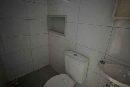Banheiro 1 de casa à venda com 3 quartos, 50m² em Qnl 24, Brasília