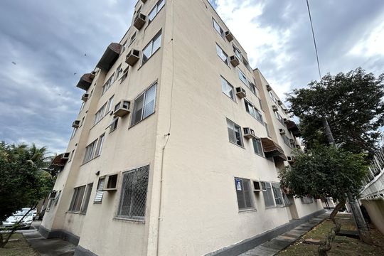 Fachada do bloco de apartamento à venda com 2 quartos, 52m² em Jardim Sulacap, Rio de Janeiro