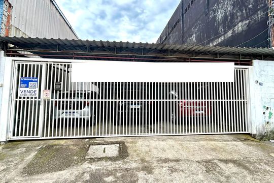 Placa grande instalada na fachada do imóvel  de casa à venda com 7 quartos, 440m² em Vila Renata, Guarulhos