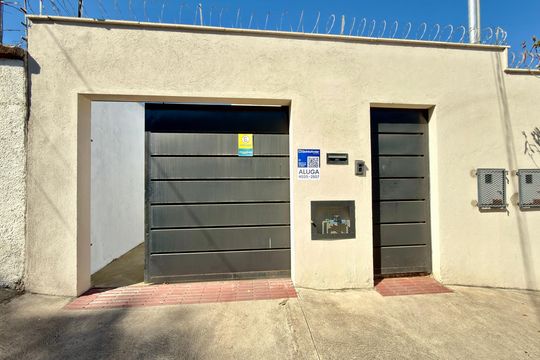 Fachada de casa para alugar com 3 quartos, 140m² em Califórnia, Belo Horizonte