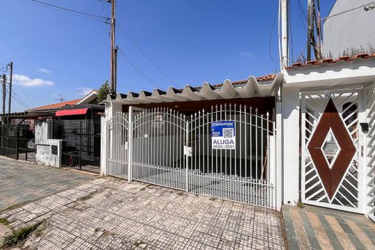 Fachada + plaquinha  de kitnet/studio para alugar com 1 quarto, 30m² em Anchieta, São Bernardo do Campo