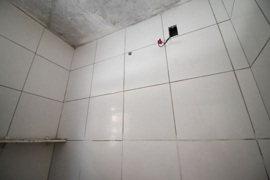 Banheiro de apartamento para alugar com 1 quarto, 45m² em Curicica, Rio de Janeiro