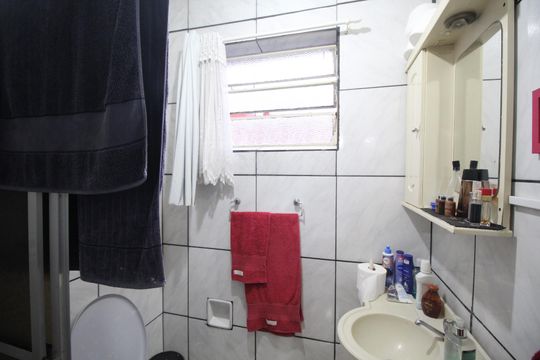Banheiro de apartamento para alugar com 2 quartos, 50m² em Jardim Dona Leopoldina, Porto Alegre