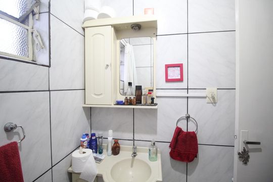 Banheiro de apartamento para alugar com 2 quartos, 50m² em Jardim Dona Leopoldina, Porto Alegre