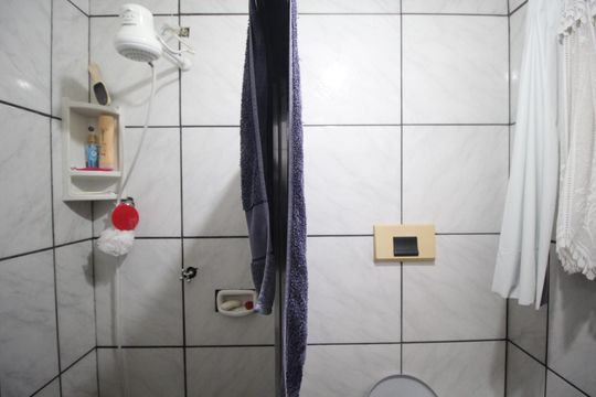 Banheiro de apartamento para alugar com 2 quartos, 50m² em Jardim Dona Leopoldina, Porto Alegre