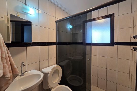 Banheiro de apartamento para alugar com 1 quarto, 46m² em Guilhermina, Praia Grande