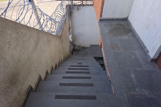 Escada  de casa para alugar com 2 quartos, 70m² em Vila Galvão, Guarulhos