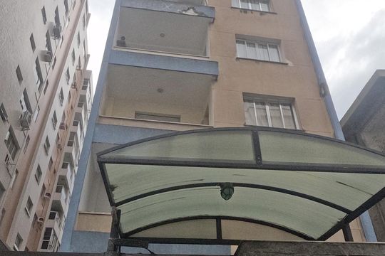 Fachada | Adesivo/Placa Quintoandar instalado  de apartamento para alugar com 3 quartos, 93m² em Boqueirão, Santos