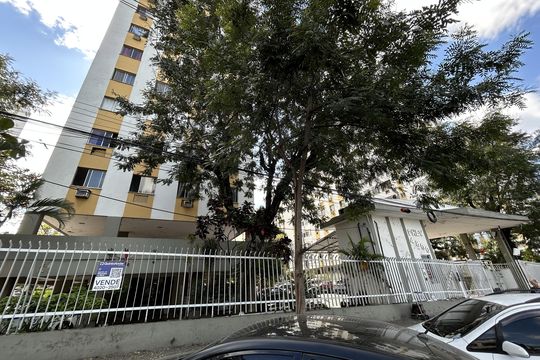 Fachada + placa de apartamento à venda com 2 quartos, 60m² em Inhaúma, Rio de Janeiro