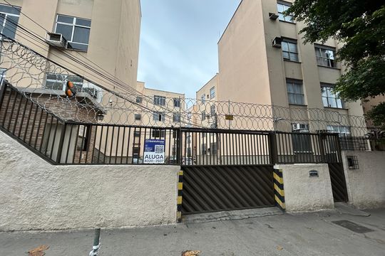 Fachada + placa de apartamento para alugar com 2 quartos, 45m² em Cascadura, Rio de Janeiro
