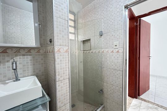 Banheiro de apartamento para alugar com 2 quartos, 45m² em Cascadura, Rio de Janeiro