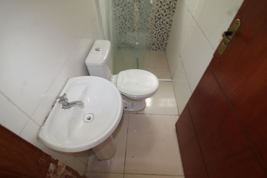 Banheiro de apartamento para alugar com 2 quartos, 45m² em Parque Peruche, São Paulo