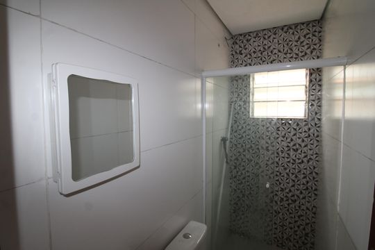 Banheiro de apartamento para alugar com 2 quartos, 45m² em Parque Peruche, São Paulo