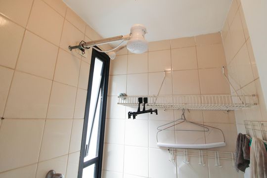 Banheiro de serviço de apartamento para alugar com 3 quartos, 70m² em Indianópolis, São Paulo