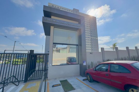 Placa instalada na fachada do imóvel de apartamento para alugar com 2 quartos, 48m² em Vila Nova Bonsucesso, Guarulhos