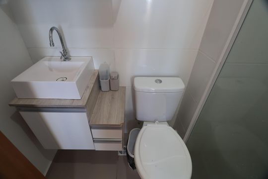 Banheiro de apartamento à venda com 2 quartos, 50m² em Fátima, Canoas