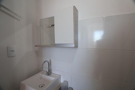 Banheiro de apartamento à venda com 2 quartos, 50m² em Fátima, Canoas
