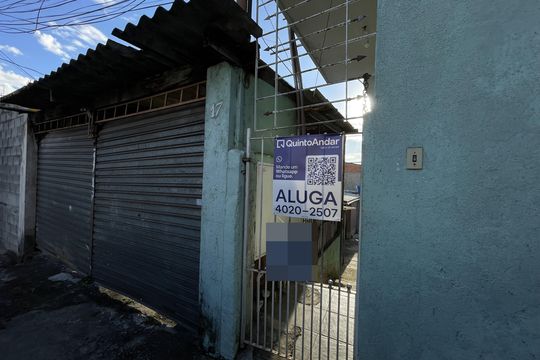 Fachada+Placa de casa para alugar com 1 quarto, 45m² em Itaquera, São Paulo