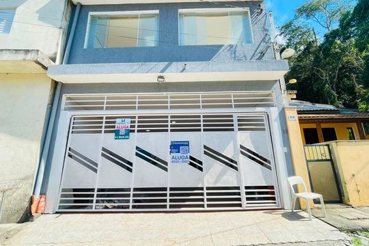 Fachada da casa com placa instalada de casa de condomínio para alugar com 4 quartos, 350m² em Jardim Santa Rita (km 25), Embu das Artes