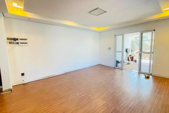 Sala 1 de casa de condomínio para alugar com 4 quartos, 350m² em Jardim Santa Rita (km 25), Embu das Artes