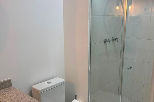 Banheiro de kitnet/studio para alugar com 1 quarto, 24m² em Brooklin, São Paulo