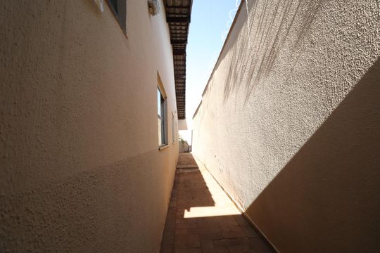 Corredor de casa para alugar com 4 quartos, 166m² em Maravilha, Uberlândia