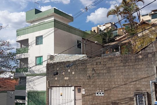 Fachada de casa para alugar com 2 quartos, 100m² em Barreiro, Belo Horizonte