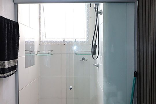 Banheiro  de apartamento para alugar com 2 quartos, 44m² em Rubem Berta, Porto Alegre