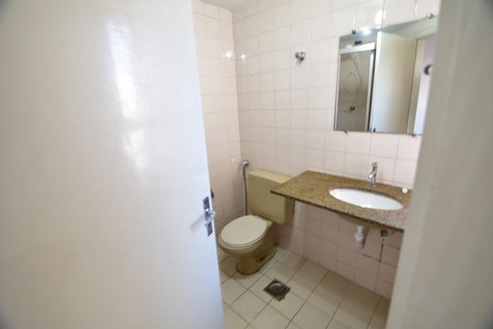 Banheiro de apartamento para alugar com 1 quarto, 48m² em Centro, Campinas