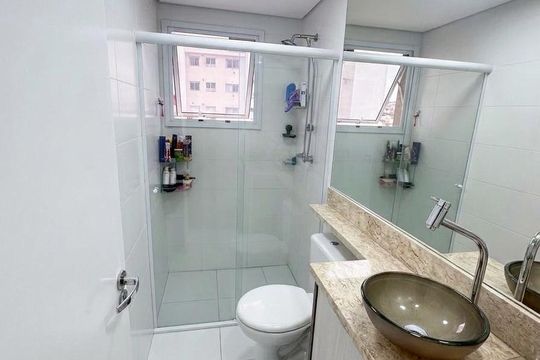 Banheiro de apartamento à venda com 2 quartos, 56m² em Vila Osasco, Osasco