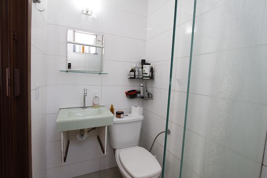Banheiro Social de apartamento à venda com 2 quartos, 49m² em Carlos Prates, Belo Horizonte