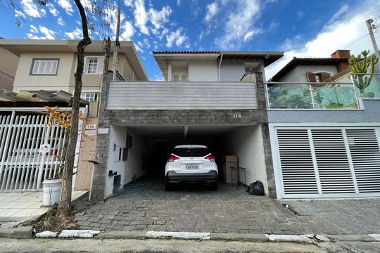 Fachada de casa para alugar com 4 quartos, 350m² em Jardim das Vertentes, São Paulo