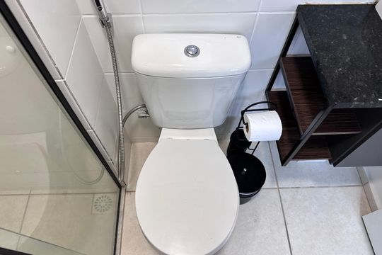 Banheiro Social de apartamento para alugar com 2 quartos, 44m² em Barra Olímpica, Rio de Janeiro