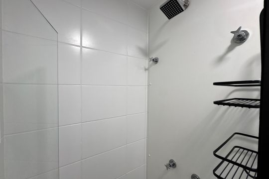 Banheiro Social de apartamento para alugar com 2 quartos, 44m² em Barra Olímpica, Rio de Janeiro