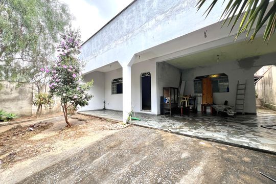 Garagem de casa à venda com 3 quartos, 360m² em Pedra Azul, Contagem