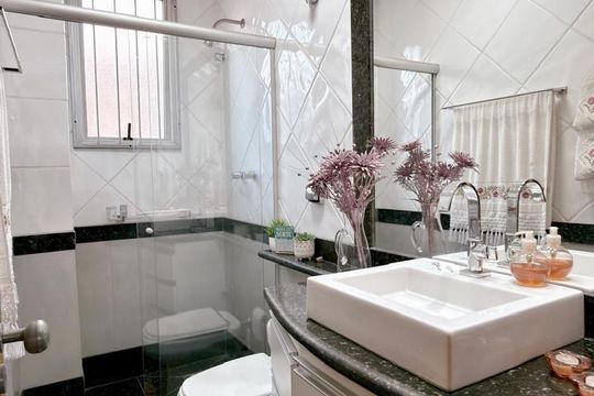 Banheiro social de apartamento à venda com 4 quartos, 132m² em Prado, Belo Horizonte