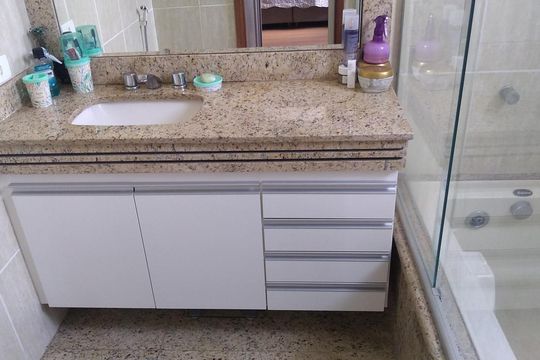 Banheiro da suíte de apartamento à venda com 4 quartos, 132m² em Prado, Belo Horizonte