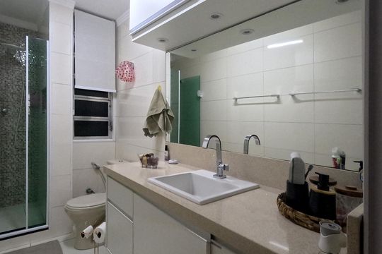 Banheiro de apartamento para alugar com 1 quarto, 51m² em Ponta da Praia, Santos