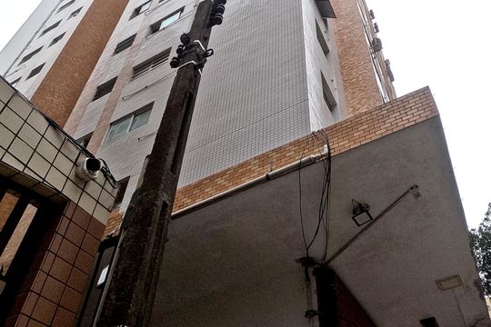 Fachada | Adesivo/Placa Quintoandar instalado  de apartamento para alugar com 1 quarto, 51m² em Ponta da Praia, Santos