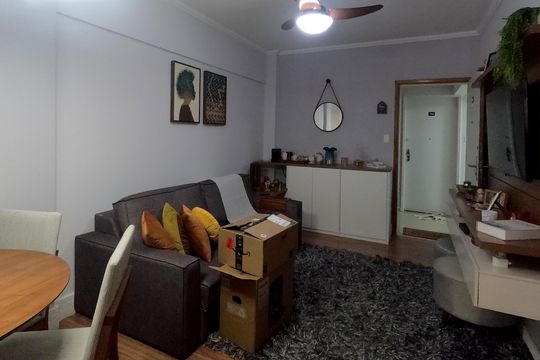 Sala de estar de apartamento para alugar com 1 quarto, 51m² em Ponta da Praia, Santos