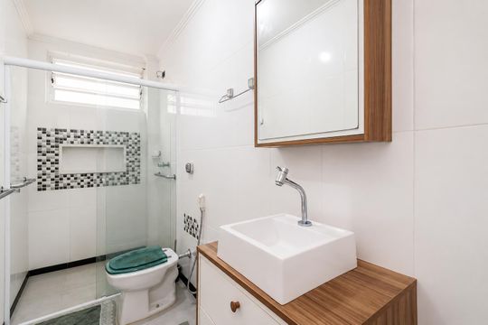 Banheiro de apartamento para alugar com 2 quartos, 60m² em Santana, Porto Alegre