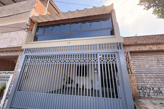 Fachada de casa à venda com 4 quartos, 133m² em Parque João Ramalho, Santo André