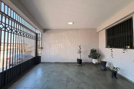 Garagem de casa à venda com 4 quartos, 133m² em Parque João Ramalho, Santo André
